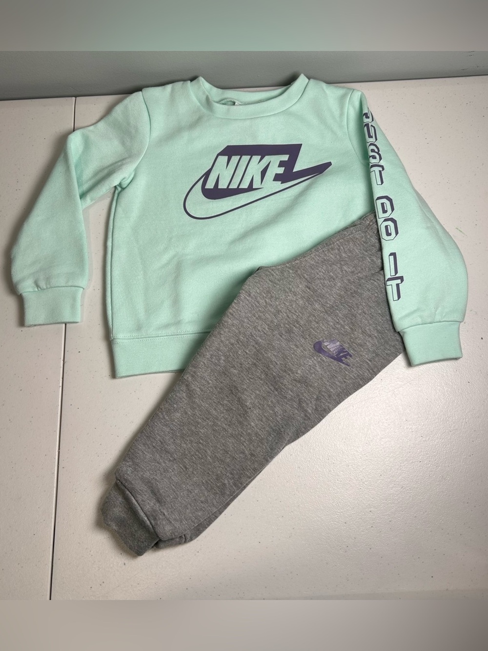 Toddler Girl’s Nike Sweatsuit Crewneck Sweatshirt & Jogger Pants 2T Gray Green